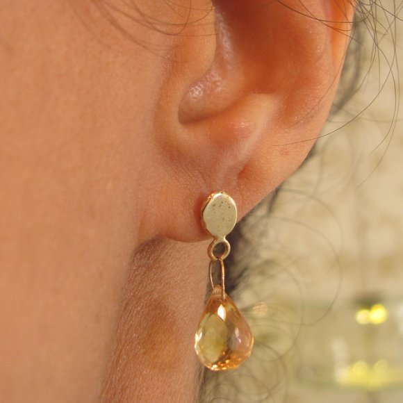 Gold earrings with citrine.